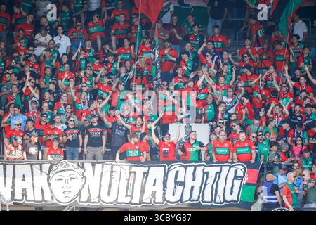 Nimègue, pays-Bas. 09 août 2025. NIMÈGUE, PAYS-BAS - 9 AOÛT : les fans de NEC applaudissent avant le match néerlandais Eredivisie entre NEC et Excelsior au Goffertstadion le 9 août 2025 à Nimègue, pays-Bas. (Photo de Broer van den Boom/Orange Pictures) crédit : Orange pics BV/Alamy Live News Banque D'Images
