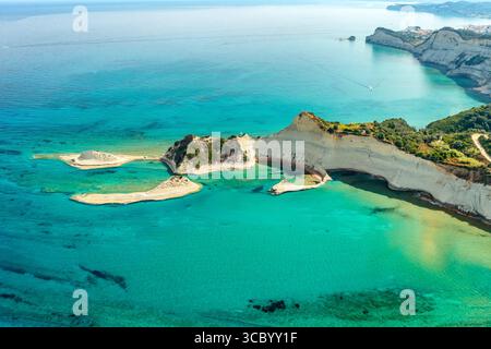 Vue aérienne par drone du cap Drastis sur l'île de Corfou, Grèce. Banque D'Images