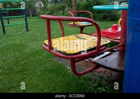 Carrousel coloré humide pour les enfants dans l'aire de jeux Banque D'Images