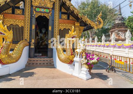 Petit temple situé près de la place du monument des 3 Rois, Wat Inthakhin Sadue Muang emballe beaucoup dans un espace compact, avec un viharn incroyable (temple ha Banque D'Images