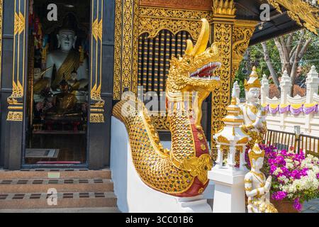 Petit temple situé près de la place du monument des 3 Rois, Wat Inthakhin Sadue Muang emballe beaucoup dans un espace compact, avec un viharn incroyable (temple ha Banque D'Images