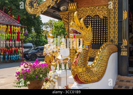 Petit temple situé près de la place du monument des 3 Rois, Wat Inthakhin Sadue Muang emballe beaucoup dans un espace compact, avec un viharn incroyable (temple ha Banque D'Images