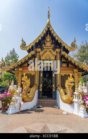 Petit temple situé près de la place du monument des 3 Rois, Wat Inthakhin Sadue Muang emballe beaucoup dans un espace compact, avec un viharn incroyable (temple ha Banque D'Images