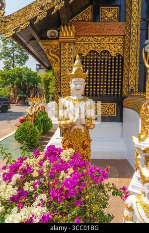 Petit temple situé près de la place du monument des 3 Rois, Wat Inthakhin Sadue Muang emballe beaucoup dans un espace compact, avec un viharn incroyable (temple ha Banque D'Images