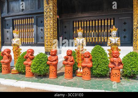 Petit temple situé près de la place du monument des 3 Rois, Wat Inthakhin Sadue Muang emballe beaucoup dans un espace compact, avec un viharn incroyable (temple ha Banque D'Images