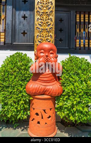 Petit temple situé près de la place du monument des 3 Rois, Wat Inthakhin Sadue Muang emballe beaucoup dans un espace compact, avec un viharn incroyable (temple ha Banque D'Images