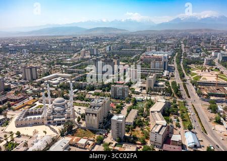 Vue aérienne par drone de la mosquée centrale de l'Imam Sarakhsi sur l'avenue Zhibek Zholu dans la capitale Bichkek, Kirghizistan. Vue aérienne sur la ville de Bichkek et Banque D'Images