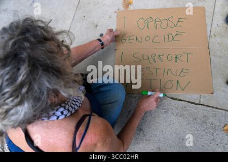 08/08/2025. Londres, Royaume-Uni Un manifestant écrit une pancarte lors d'une manifestation défend nos jurys sur la place du Parlement pour soutenir le groupe d'action Palestine récemment interdit. Palestine action est un réseau britannique pro-palestinien d'action directe et a récemment été interdit par le gouvernement britannique en tant que groupe terroriste crédit photo : Ray Tang Banque D'Images