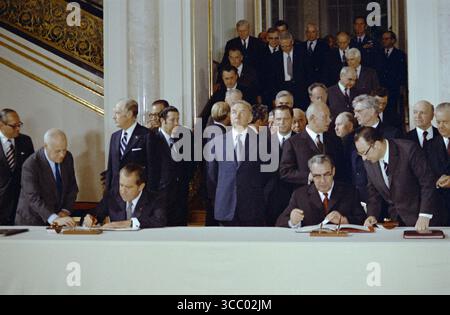 26 mai 1972. Le Président Nixon et le Secrétaire général Brejnev signent le Traité ABM (SALT 1) (limitation des systèmes antimissiles balistiques) et l'Accord intérimaire sur les armements stratégiques offensifs à Moscou. (Après deux ans et demi de négociations, la première série de SALT a pris fin le 26 mai 1972, lorsque le Président Nixon et le Secrétaire général Brejnev ont signé le Traité ABM et l'Accord intérimaire sur les armes stratégiques offensives.) Banque D'Images