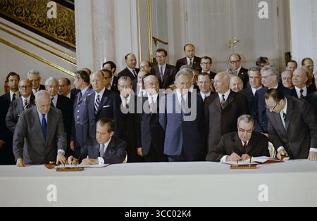 26 mai 1972. Richard Nixon, Leonid Brejnev, SALT I, négociations sur la limitation des armements stratégiques, 1972, Guerre froide, contrôle des armes nucléaires, signature de traités, bureau ovale, Maison Blanche, Kremlin, relations américano-soviétiques, détente, dirigeants politiques, photographie historique, rencontre diplomatique, relations internationales, réduction des armements, diplomatie de la guerre froide, superpuissances, Accord historique Traité ABM (limitation des systèmes de missiles antibalistiques) et Accord intérimaire sur les armes stratégiques offensives à Moscou. (Par État Dept. après deux ans et demi de négociations, le premier cycle de SALT a été Banque D'Images