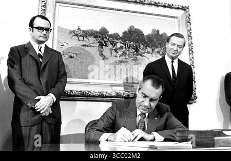 Vue du président Richard Nixon signant le Clean Air Act de 1970 à la Maison Blanche. William Ruckelshaus, administrateur de l'Agence de protection de l'environnement (à gauche), et Russell E. train, président du Conseil sur la qualité de l'environnement. Banque D'Images