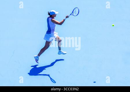 MASON, OH - 9 août : IgA Swiatek (POL) retourne un tir d'Anastasia Potapova (non représentée) lors de la première manche de célibataires féminines à l'Open de Cincinnati 2025 au Lindner Family Tennis Center le 9 août 2025. Banque D'Images