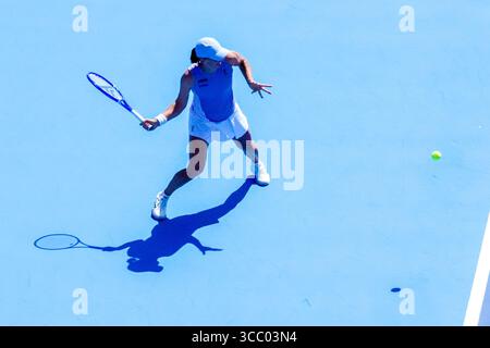 MASON, OH - 9 août : IgA Swiatek (POL) retourne un tir d'Anastasia Potapova (non représentée) lors de la première manche de célibataires féminines à l'Open de Cincinnati 2025 au Lindner Family Tennis Center le 9 août 2025. Banque D'Images