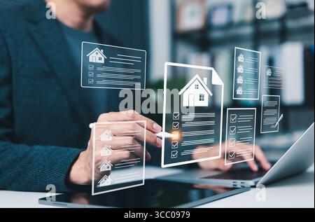 Concept de gestion des biens immobiliers et de liste de contrôle. Personne travaillant avec des icônes de maisons et de listes de contrôle, gestion immobilière, évaluation Banque D'Images