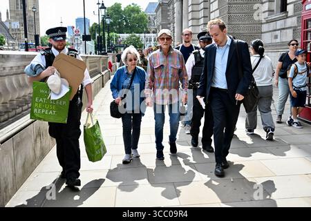 Londres, Royaume-Uni. Un activiste est arrêté. Levez la protestation Ban, Palestine action. Organisée par « Defend our Jurys », une manifestation a eu lieu sur la place du Parlement en soutien à l'action interdite du groupe terroriste Palestine, où des partisans risquaient d'être arrêtés pour avoir manifesté. Crédit : michael melia/Alamy Live News Banque D'Images