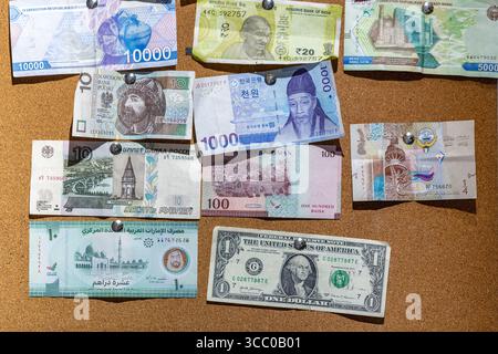 Billets internationaux mondiaux sur fond de tableau. Dollar AMÉRICAIN monnaie américaine, rouble russe, Oman, Inde et Ouzbékistan monnaie. Backgroun d'affaires Banque D'Images