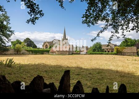 Vue encadrée de l'église St Cyriac à Lacock, Wiltshire, Royaume-Uni le 9 août 2025 Banque D'Images