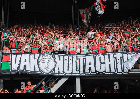 Nimègue, pays-Bas. 09 août 2025. NIMÈGUE, PAYS-BAS - 9 AOÛT : les fans de NEC célébrant leur équipe gagnent lors du match Néerlandais Eredivisie entre NEC et Excelsior au Goffertstadion le 9 août 2025 à Nimègue, pays-Bas. (Photo de Broer van den Boom/Orange Pictures) crédit : Orange pics BV/Alamy Live News Banque D'Images