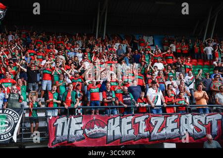 Nimègue, pays-Bas. 09 août 2025. NIMÈGUE, PAYS-BAS - 9 AOÛT : les fans de NEC célébrant leur équipe gagnent lors du match Néerlandais Eredivisie entre NEC et Excelsior au Goffertstadion le 9 août 2025 à Nimègue, pays-Bas. (Photo de Broer van den Boom/Orange Pictures) crédit : Orange pics BV/Alamy Live News Banque D'Images