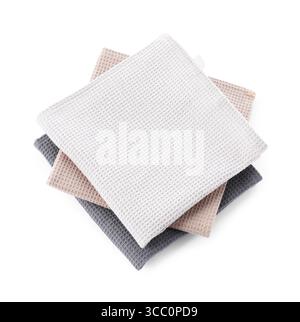 Serviettes gaufrées colorées propres isolées sur blanc, vue de dessus Banque D'Images