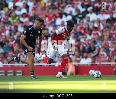 Londres, Royaume-Uni. 09 août 2025. Londres, Angleterre, 09 août 2025 : Noni Madueke (20 Arsenal) affronte Jesus Areso (37 Athletic Club) lors du match de la Coupe Emirates entre Arsenal et Athletic Club à l'Emirates Stadium de Londres, en Angleterre. (Jay Patel/SPP) crédit : photo de presse sportive SPP. /Alamy Live News Banque D'Images