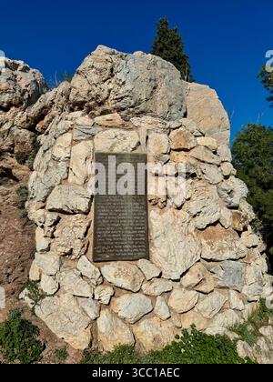 Plaque de bronze avec inscription montée sur un mur de pierre à Areopagus Hill à Athènes. Banque D'Images