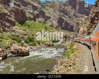 Canon City, Colorado, États-Unis - 22 mai 2025 : vue panoramique d'un train sur la Royal gorge route Railroad longeant la rivière Arkansas Banque D'Images