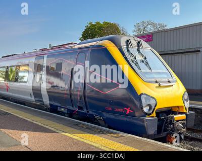Paignton, Devon, Angleterre, Royaume-Uni - 24 avril 2025 : train diesel de classe 221 exploité par Cross Country à la gare ferroviaire de Paignton. Banque D'Images