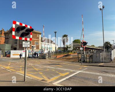 Paignton, Devon, Angleterre, Royaume-Uni - 24 avril 2025 : passage à niveau et voies ferrées sur la ligne principale à la gare de Paignton Banque D'Images