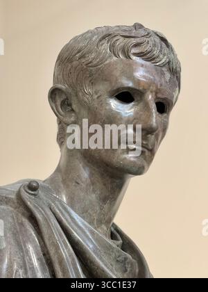 Collection d'œuvres d'art grecques anciennes exposées au Musée archéologique national d'Athènes, y compris des fresques, des sculptures et des statues de bronze. Banque D'Images