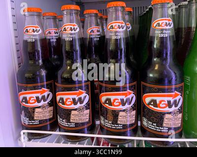 Vaughan, Ontario, Canada - 28 juillet 2025 : a&W Root Beer bouteilles en verre sur l'étagère du réfrigérateur Banque D'Images
