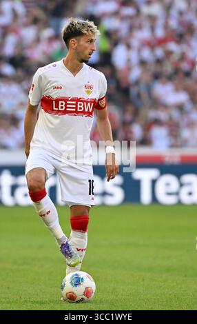 Atakan Karazor VfB Stuttgart (16) Aktion am Ball VfB Stuttgart vs FC Bologna 09.08.2025 LA RÉGLEMENTATION DFL INTERDIT TOUTE UTILISATION DE PHOTOGRAPHIES COMME SÉQUENCES D'IMAGES ET/OU QUASI-VIDÉO Banque D'Images