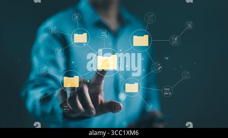 (DMS) concept de système de gestion de documents. Homme d'affaires touchant grand dossier pour gérer les fichiers de document dans les dossiers. stockage de fichiers sur le cloud. partager la base de données Banque D'Images