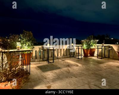 Vue nocturne sur le toit-terrasse du Museu Benaki à Athènes, dotée de sièges extérieurs et d'un éclairage d'ambiance. Banque D'Images