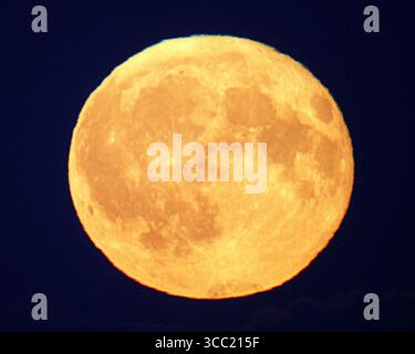 Glasgow, Écosse, Royaume-Uni. 9 août 2025. Météo Royaume-Uni : pleine lune d'esturgeon apparaît au-dessus du nuage d'horizon. Crédit Gerard Ferry/Alamy Live News Banque D'Images