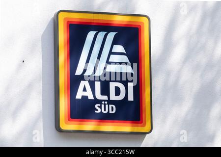 Aldi Süd enseigne au néon sur un mur de maison, publicité extérieure pour la chaîne de rabais dans le paysage urbain. Banque D'Images