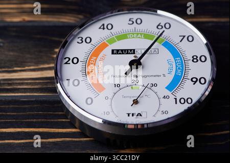 L'hygromètre de précision affiche les niveaux d'humidité et les relevés de température pour une utilisation en intérieur. Banque D'Images