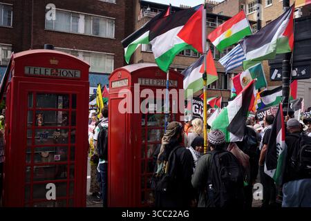 Les partisans de la cause palestinienne défilent dans le centre de Londres pendant la manifestation pour manifester leur soutien au groupe d'action Palestine qui est maintenant interdit par les lois anti-terroristes en tant qu'organisation interdite, par la ministre de l'intérieur Yvette Cooper, le 9 août 2025 à Londres en Angleterre. Les manifestants ont défilé de Holborn à la place du Parlement où 365 personnes ont été arrêtées, une semaine après que Huda Ammori, co-fondatrice de Palestine action, ait remporté un appel à la haute Cour contre l’interdiction du groupe. Les commissaires de police et le pouvoir judiciaire ont averti que davantage d'arrestations massives pousseraient les ressources juridiques à la limite. Banque D'Images