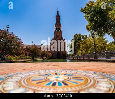 Tour Plaza de España encadrée par Mosaic Detail à Séville, Espagne Banque D'Images