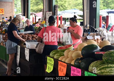 Les agriculteurs locaux exposent leurs produits pour la vente au State Farmers Market de Raleigh, en Caroline du Nord Banque D'Images