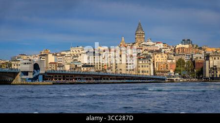 Istanbul, Turquie - 12 novembre 2023 : vue panoramique sur le détroit du Bosphore et un ferry sur l'eau à Eminonu près du pont de Galata par temps nuageux Banque D'Images