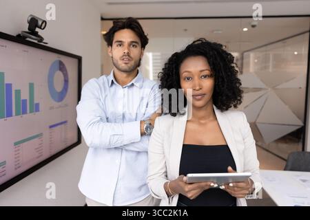 Portrait professionnel d'affaires confiant jeune homme femme dans le bureau moderne Banque D'Images