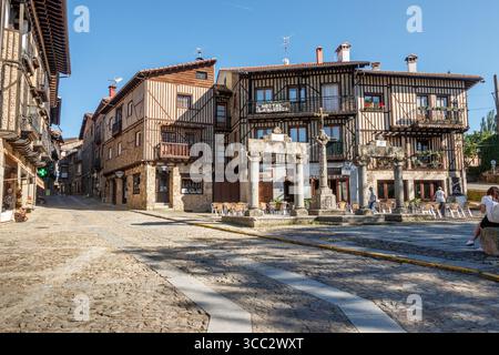 La Alberca, Espagne - 31 mai 2024 : vue sur la Plaza San Antonio, la porte d'entrée du village de la Alberca dans la province de Salamanque, Espagne. Banque D'Images