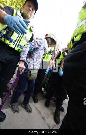 Activiste arrêté sur la place du Parlement pour avoir tendu une pancarte en faveur de Palestine action Banque D'Images