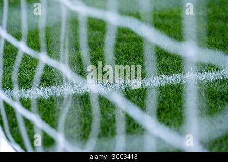 Filet de but de football flou et focus sur la ligne blanche sur le terrain d'herbe verte Banque D'Images