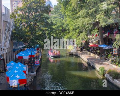 San Antonio Riverwalk avec Pink Shuttle Boat sur l'eau, Texas, États-Unis Banque D'Images