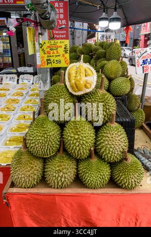 Fruit durian en vente dans un étal à Chinatown, Singapour Banque D'Images