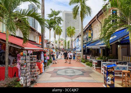 Rue piétonne Bussorah bordée de boutiques et de restaurants à Kampong Glam, Singapour Banque D'Images