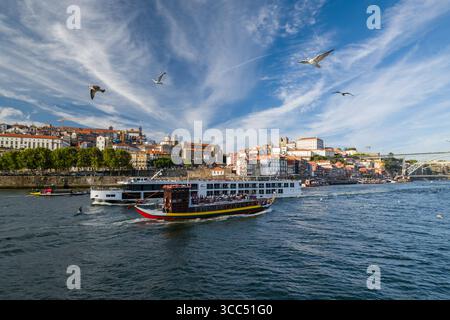 Sao Telmo tour bateau passant le Viking Osfrid sur le fleuve Douro, Porto, région Nord, Portugal Banque D'Images
