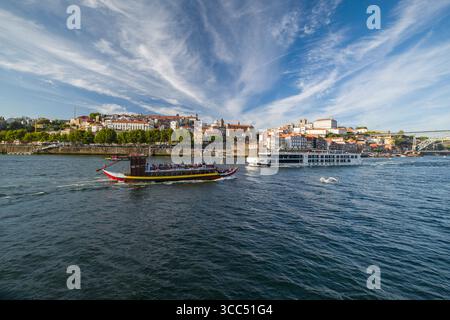 Sao Telmo tour bateau passant le Viking Osfrid sur le fleuve Douro, Porto, région Nord, Portugal Banque D'Images